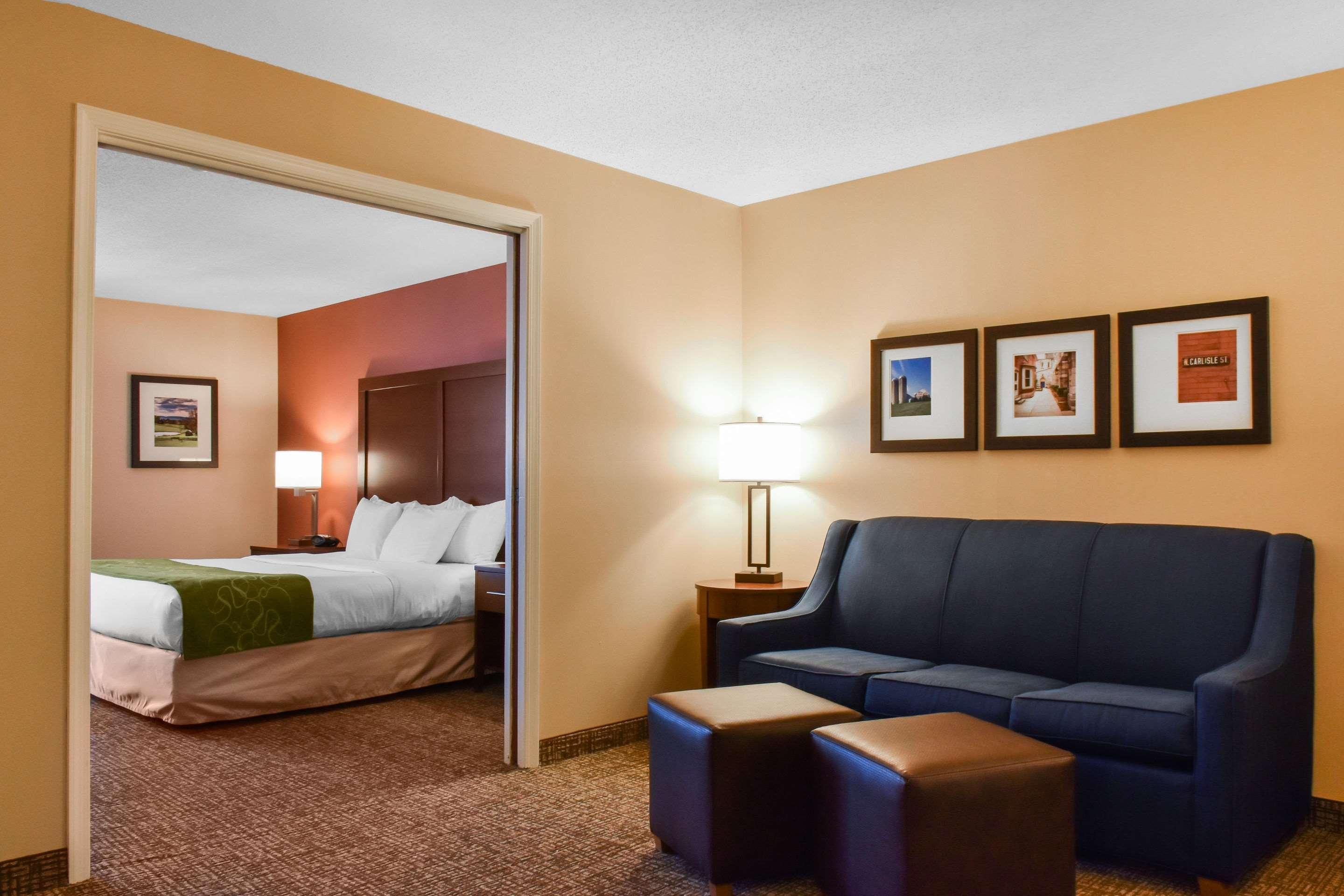 คอมฟอร์ต สวีท ดาวน์ทาวน์ คาร์ไลล์ Hotel ภายนอก รูปภาพ