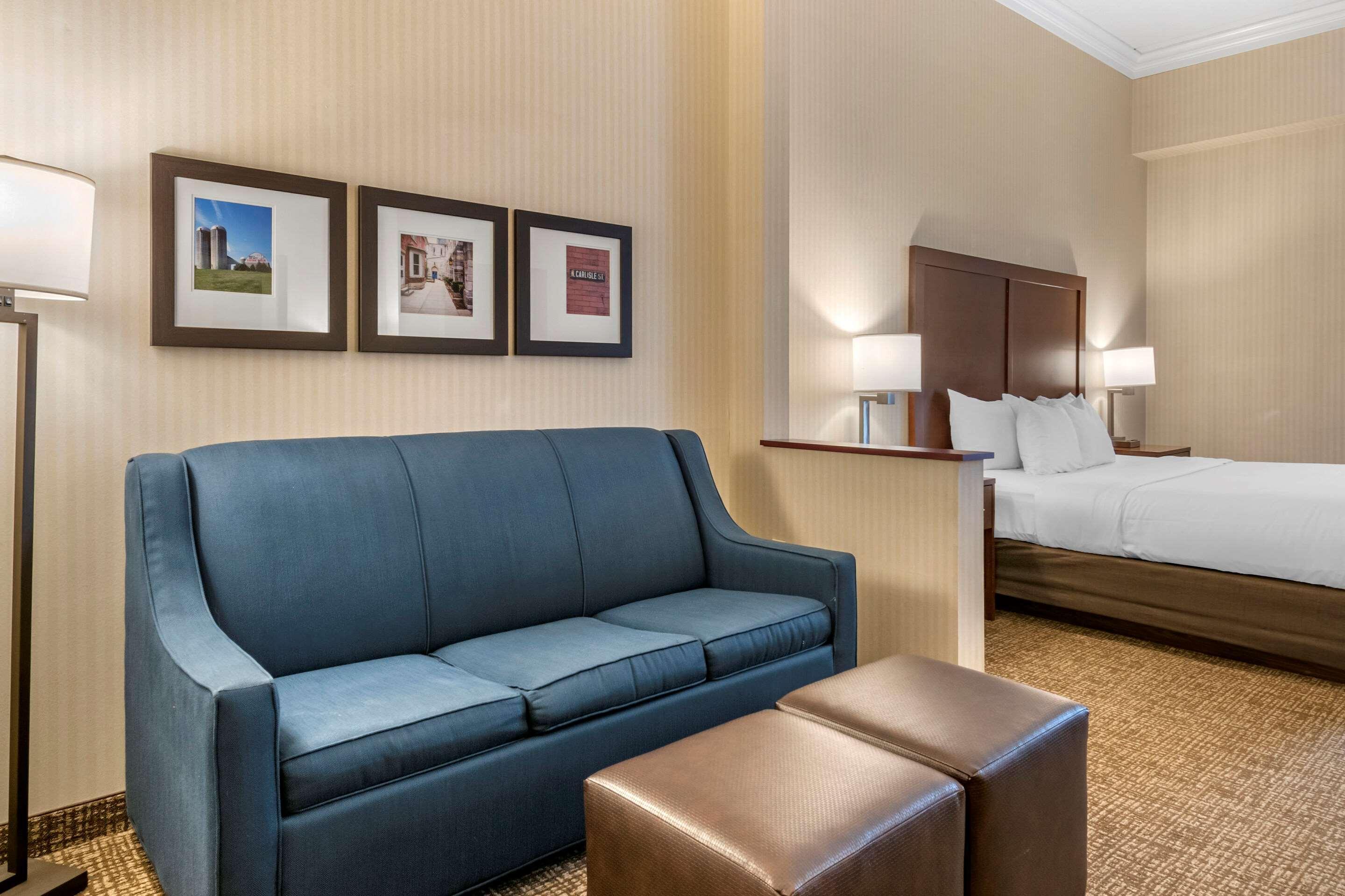 คอมฟอร์ต สวีท ดาวน์ทาวน์ คาร์ไลล์ Hotel ภายนอก รูปภาพ