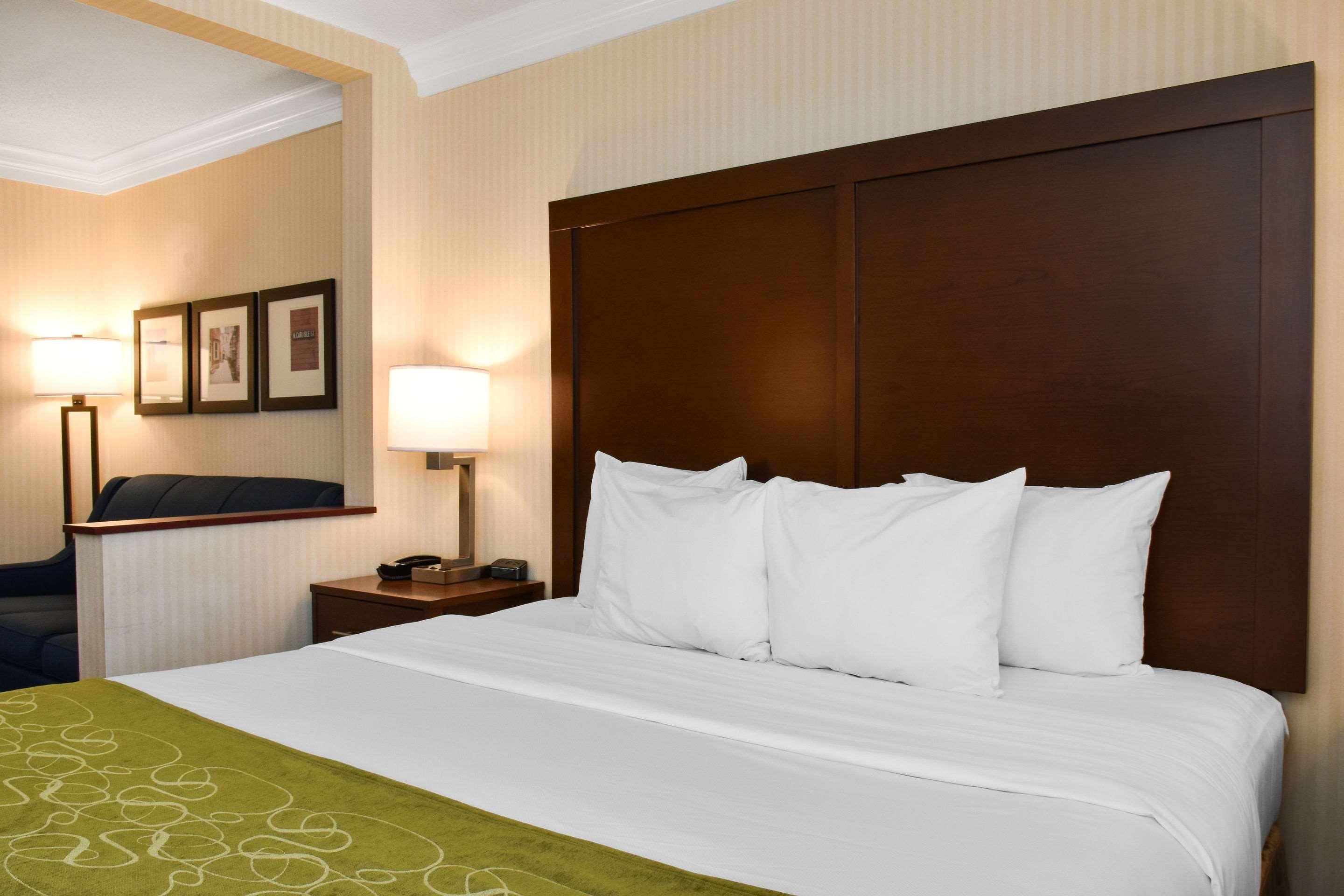 คอมฟอร์ต สวีท ดาวน์ทาวน์ คาร์ไลล์ Hotel ภายนอก รูปภาพ
