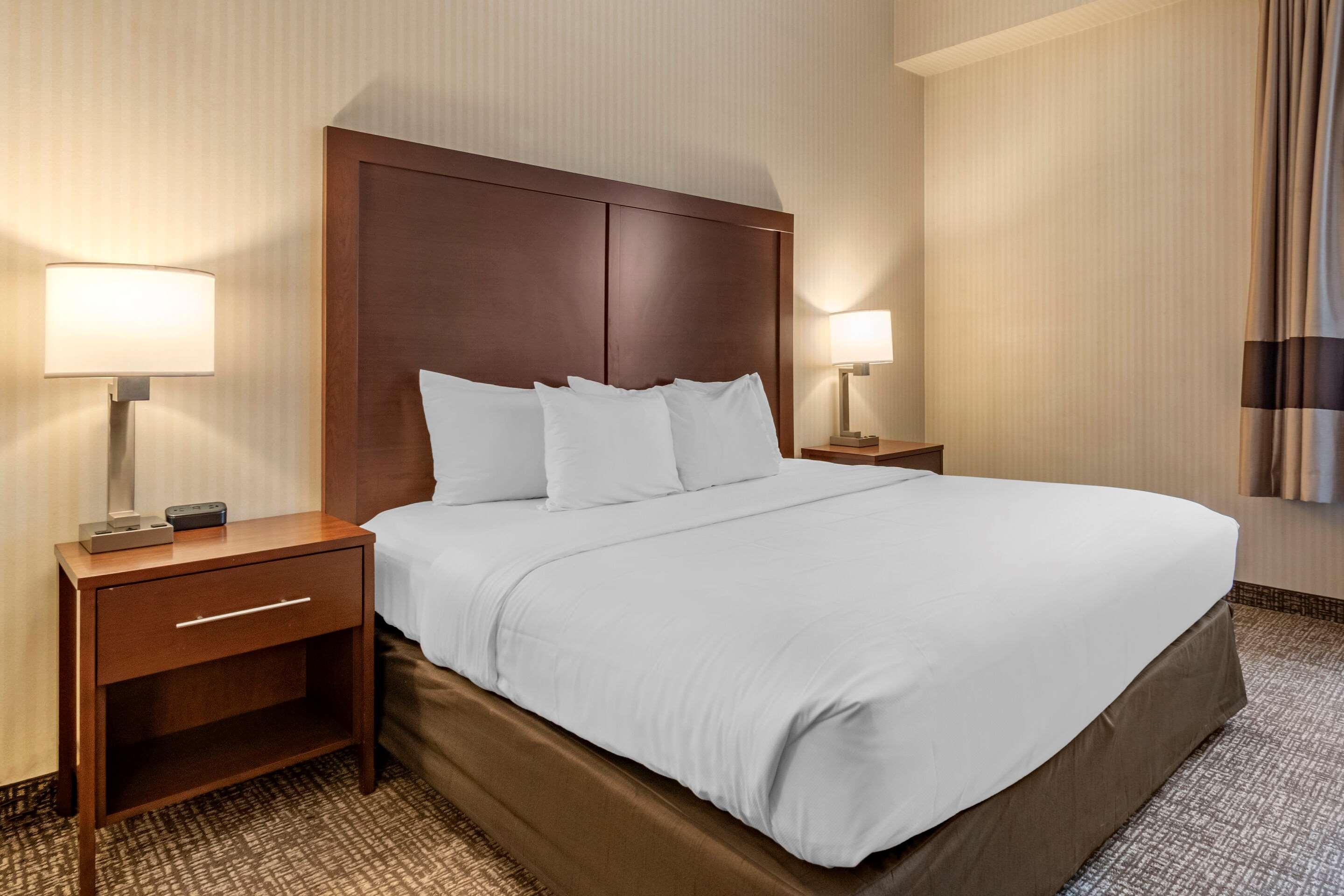 คอมฟอร์ต สวีท ดาวน์ทาวน์ คาร์ไลล์ Hotel ภายนอก รูปภาพ