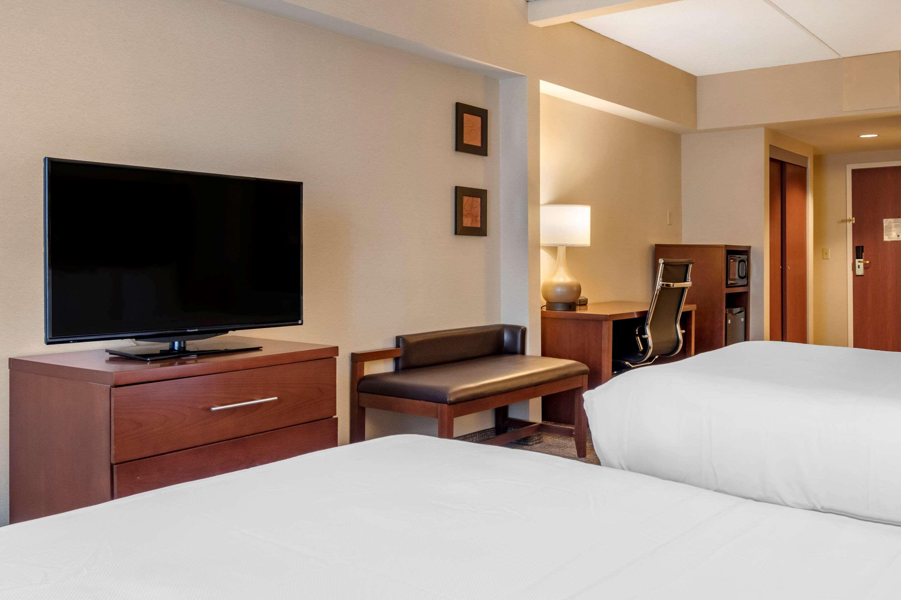 คอมฟอร์ต สวีท ดาวน์ทาวน์ คาร์ไลล์ Hotel ภายนอก รูปภาพ