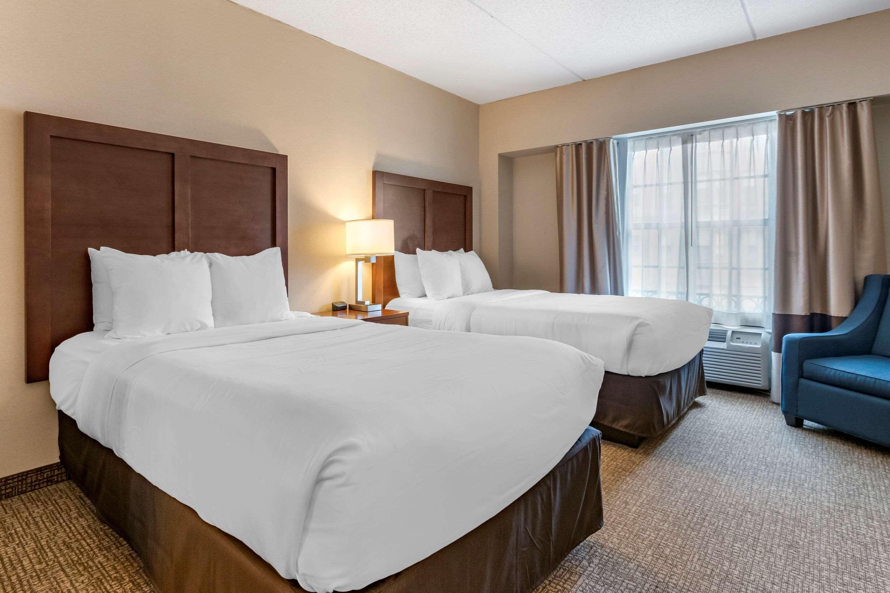คอมฟอร์ต สวีท ดาวน์ทาวน์ คาร์ไลล์ Hotel ภายนอก รูปภาพ
