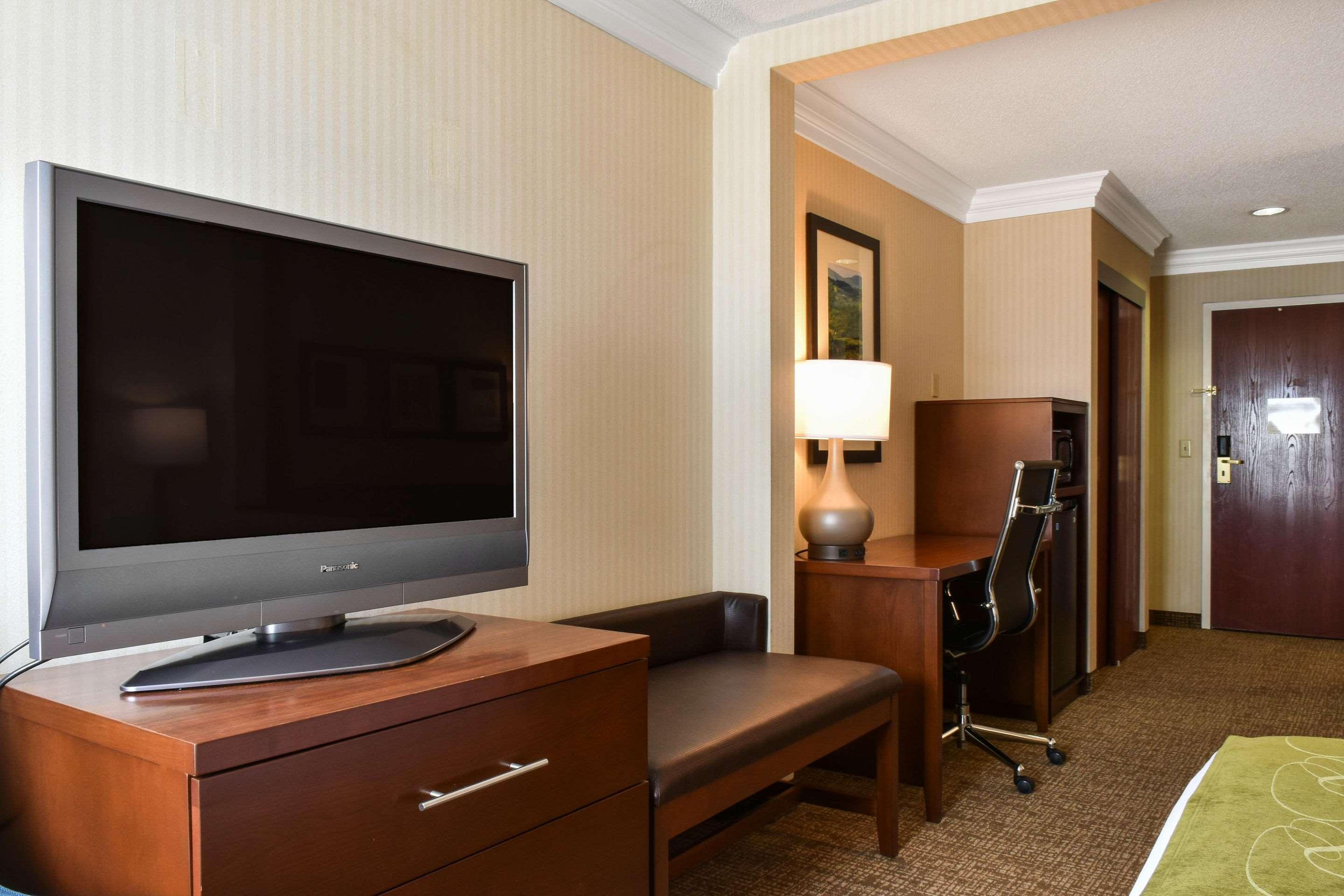 คอมฟอร์ต สวีท ดาวน์ทาวน์ คาร์ไลล์ Hotel ภายนอก รูปภาพ