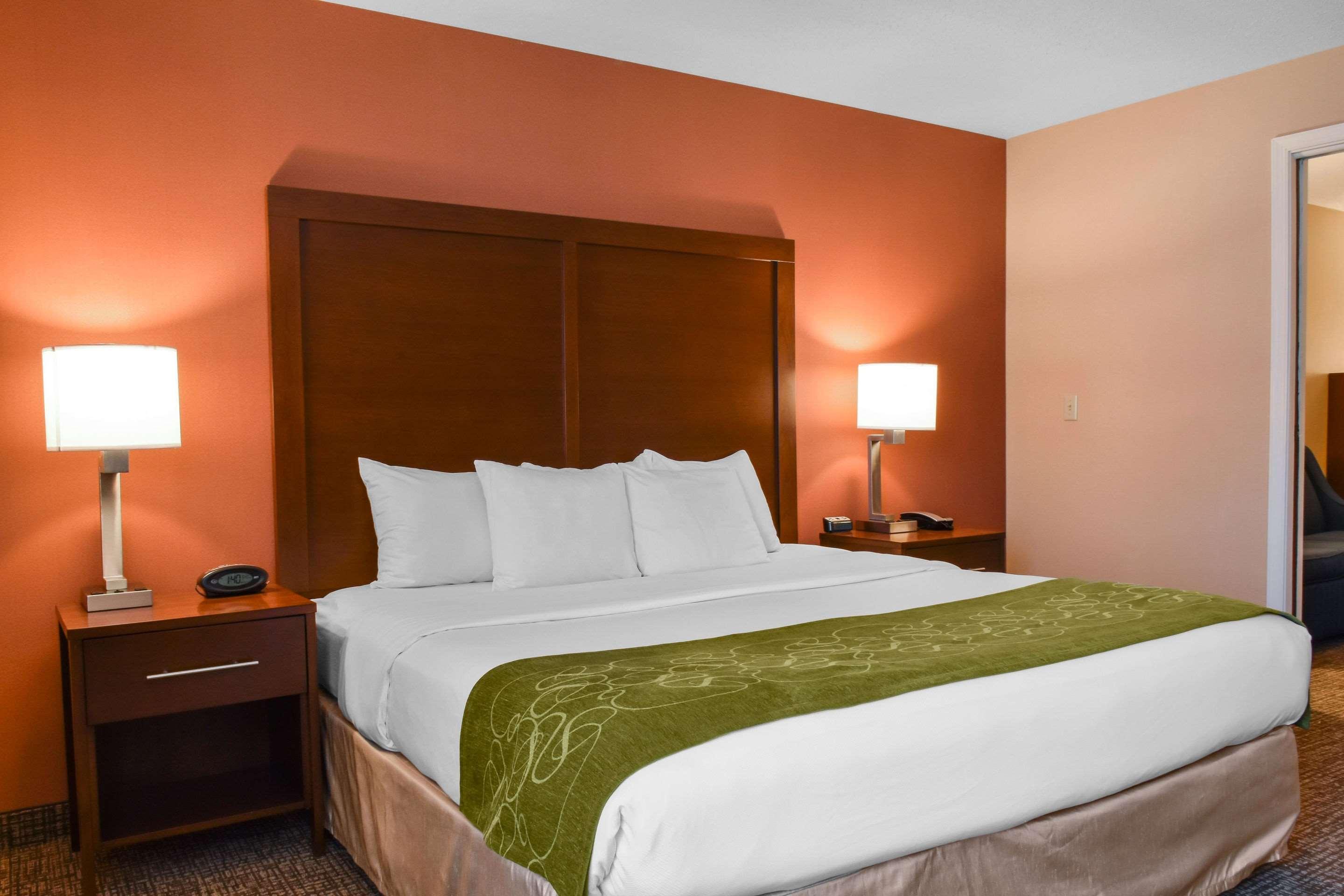 คอมฟอร์ต สวีท ดาวน์ทาวน์ คาร์ไลล์ Hotel ภายนอก รูปภาพ