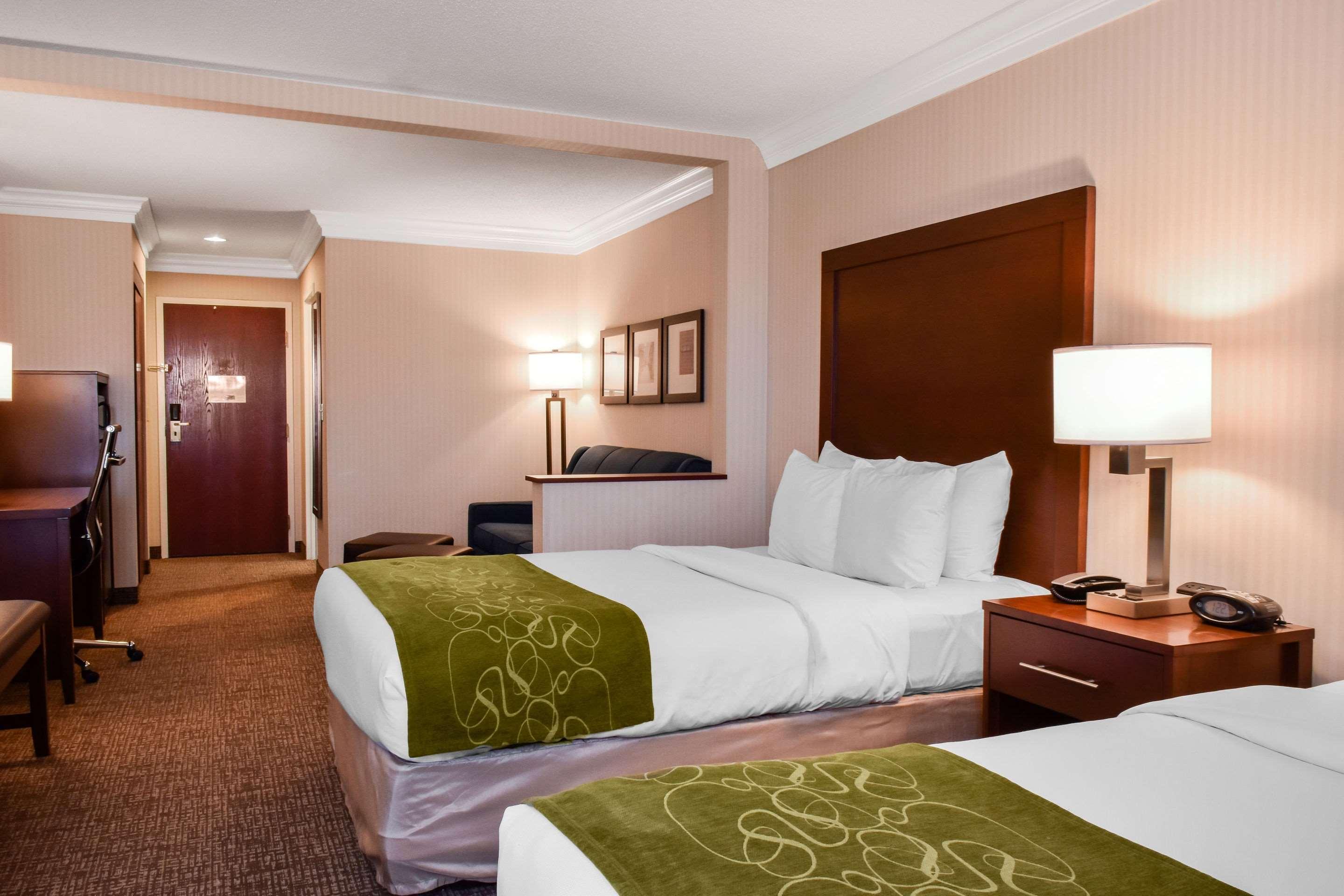 คอมฟอร์ต สวีท ดาวน์ทาวน์ คาร์ไลล์ Hotel ภายนอก รูปภาพ