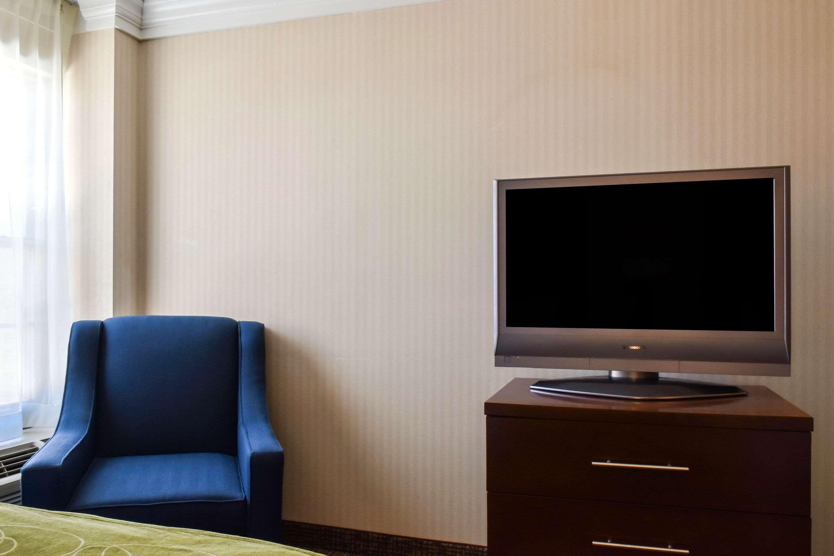 คอมฟอร์ต สวีท ดาวน์ทาวน์ คาร์ไลล์ Hotel ภายนอก รูปภาพ