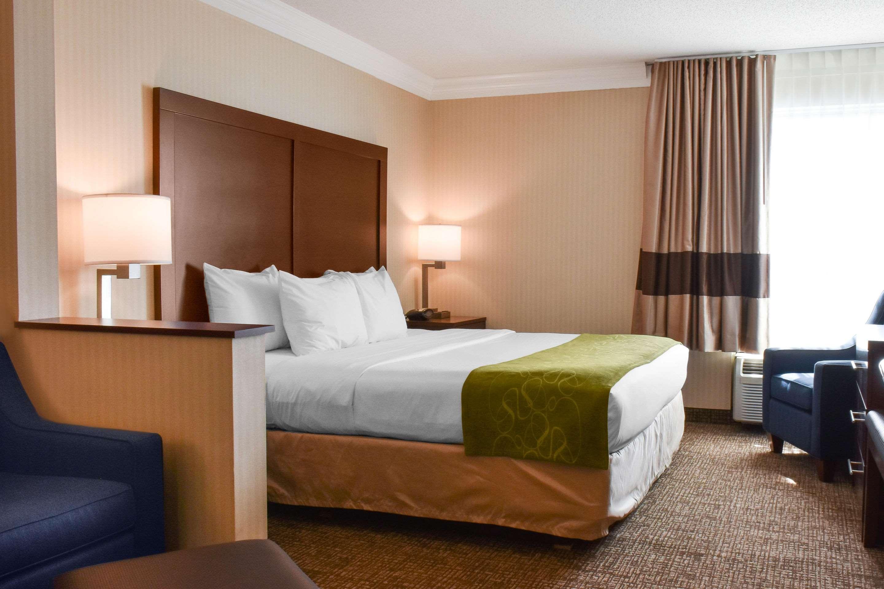 คอมฟอร์ต สวีท ดาวน์ทาวน์ คาร์ไลล์ Hotel ภายนอก รูปภาพ