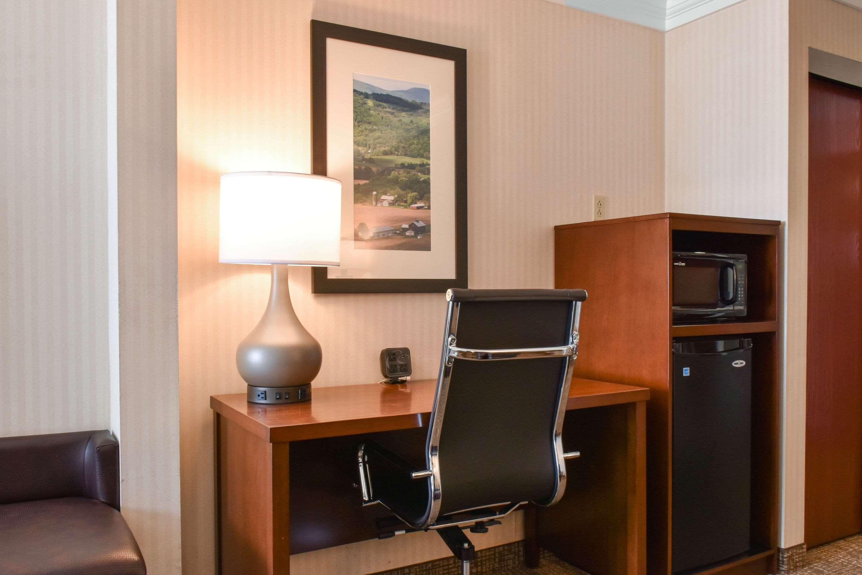 คอมฟอร์ต สวีท ดาวน์ทาวน์ คาร์ไลล์ Hotel ภายนอก รูปภาพ