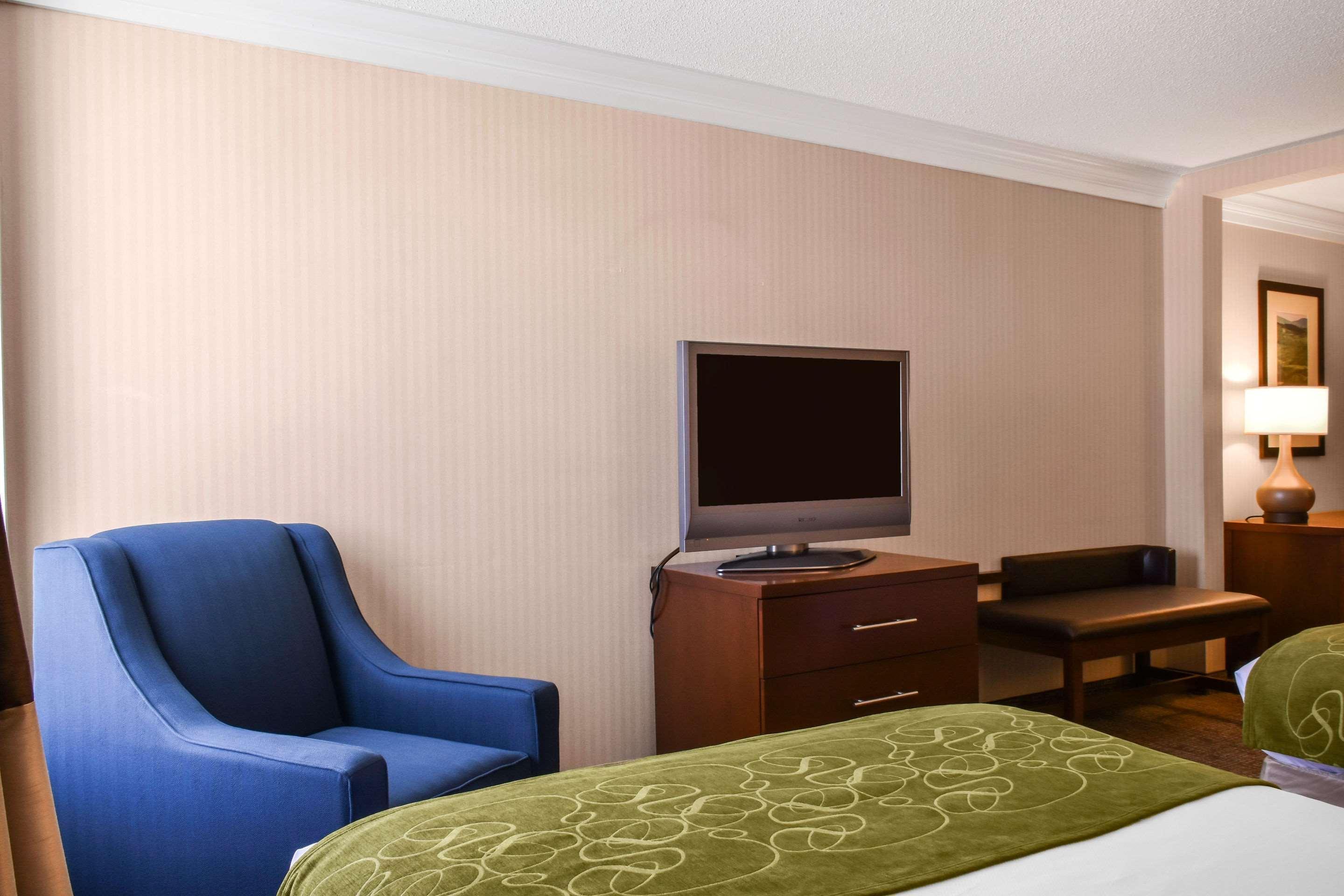 คอมฟอร์ต สวีท ดาวน์ทาวน์ คาร์ไลล์ Hotel ภายนอก รูปภาพ